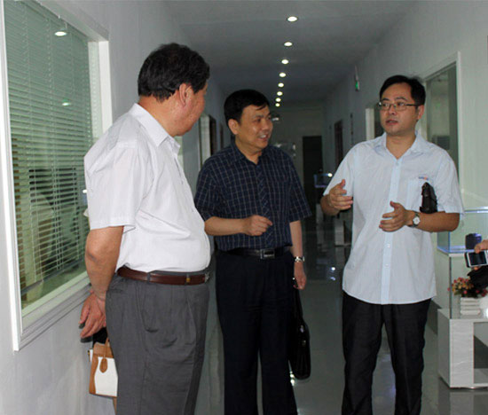 清華大學(xué)戴猷元副秘書(shū)長(zhǎng)蒞臨我司參觀指導(dǎo)